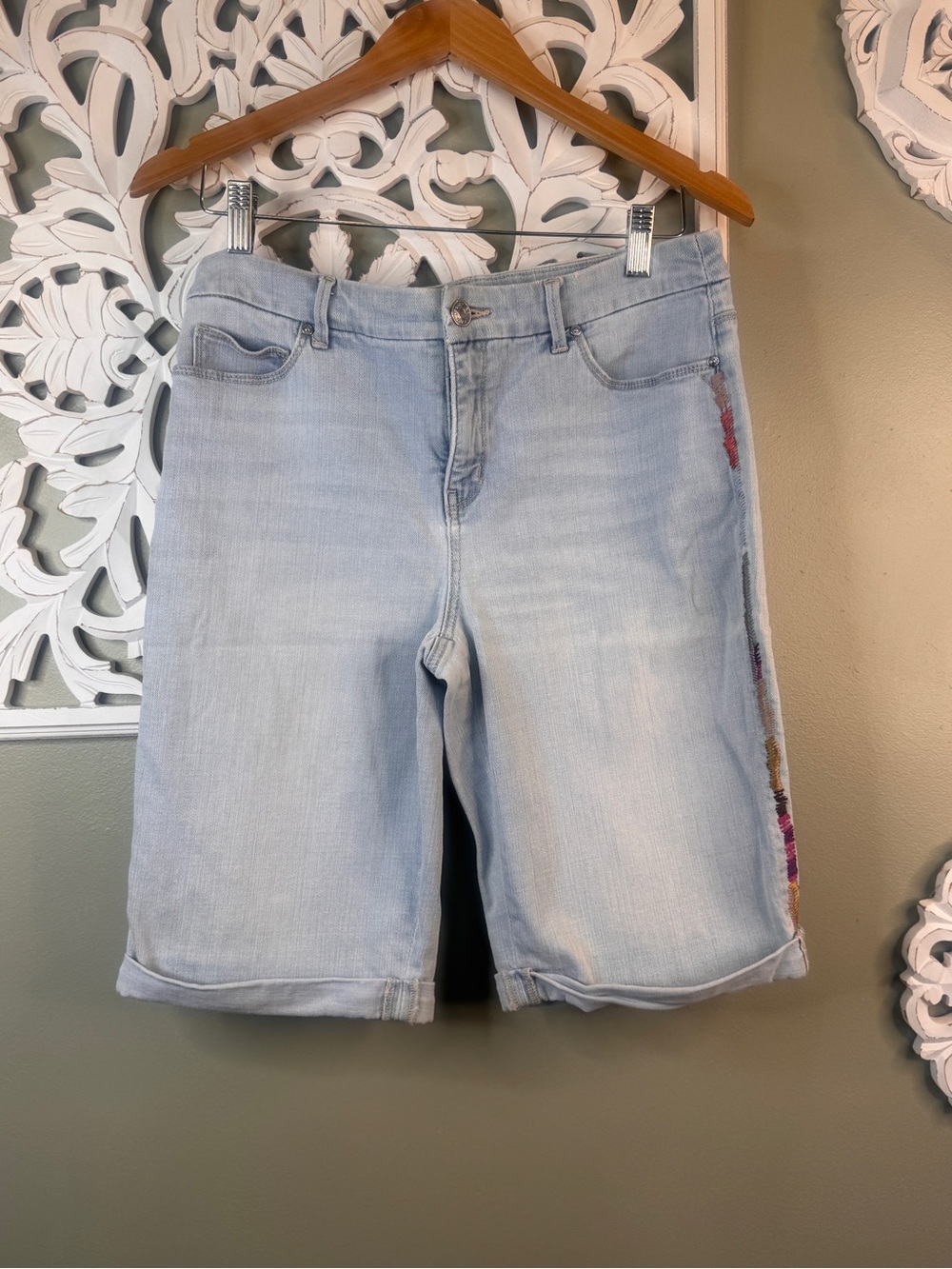 Chicos Size 1 Medium Slimming Light Wash Embroidered Side Trim Denim Shorts -